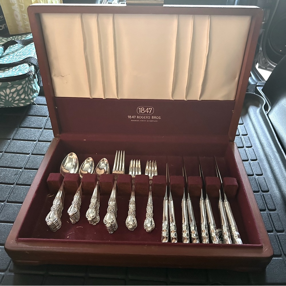 1847 Rogers Bros Silver-Plated Flatware Set, 8 Place Setting